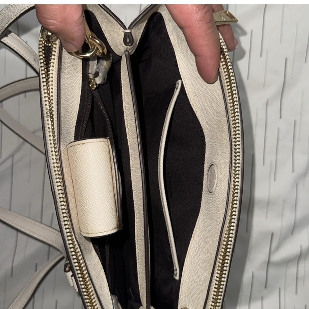 COACH PURSE IN BONE COLOR WITH GOLD - Picture 6 of 13
